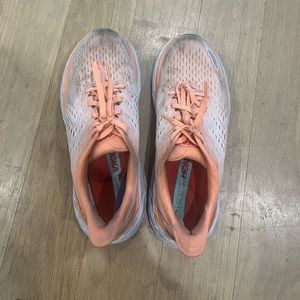 Very used Hoka Clifton 8.5 orange. Only pay for shipping.